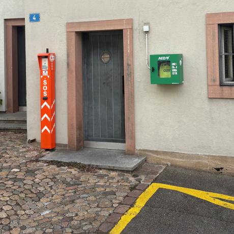 Riehen baut das Netz öffentlich zugänglicher Defibrillatoren aus
