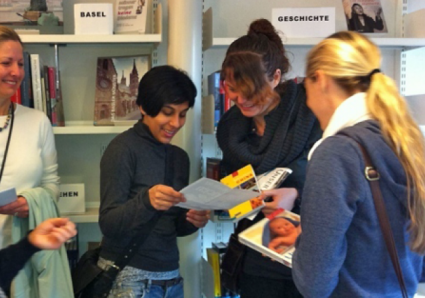 Teilnehmerinnen des Deutsch- und Integrationskurses beim Besuch einer Bibliothek