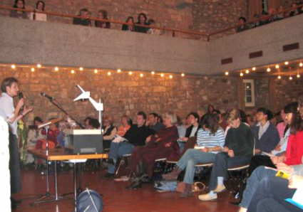 Eltern bei einem Vortrag zu Erziehunsthemen im Meierhof in Riehen