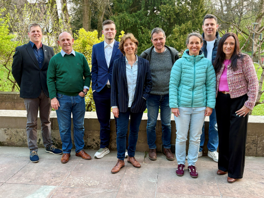 Die Mitglieder der Kommission "Lokale Agenda 2030" von links nach rechts:
Remo Schweigler, Bernhard Regli, Marlon Schick, Christine Kaufmann, Thomas Mühlemann, Salome Leugger, Alain Jenny, Giuseppina Moresi Salvioli