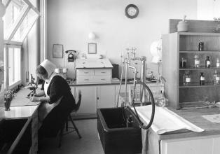 Eine Schwester notiert Werte im Labor des Diakonissenspitals, kurz nach der Eröffnung des Flügels an der Schützengasse im Jahr 1939
