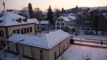 verschneite Strasse in Riehen