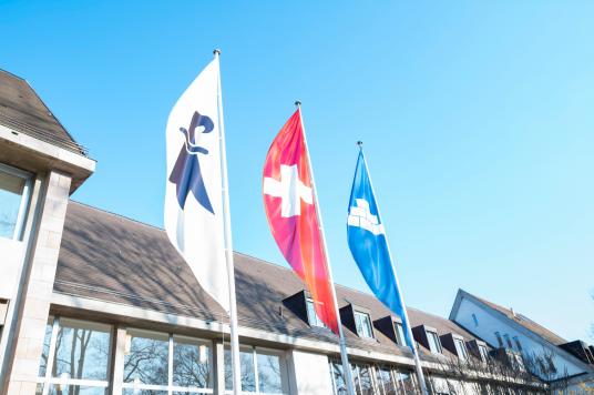 Flaggen vor dem Gemeindehaus